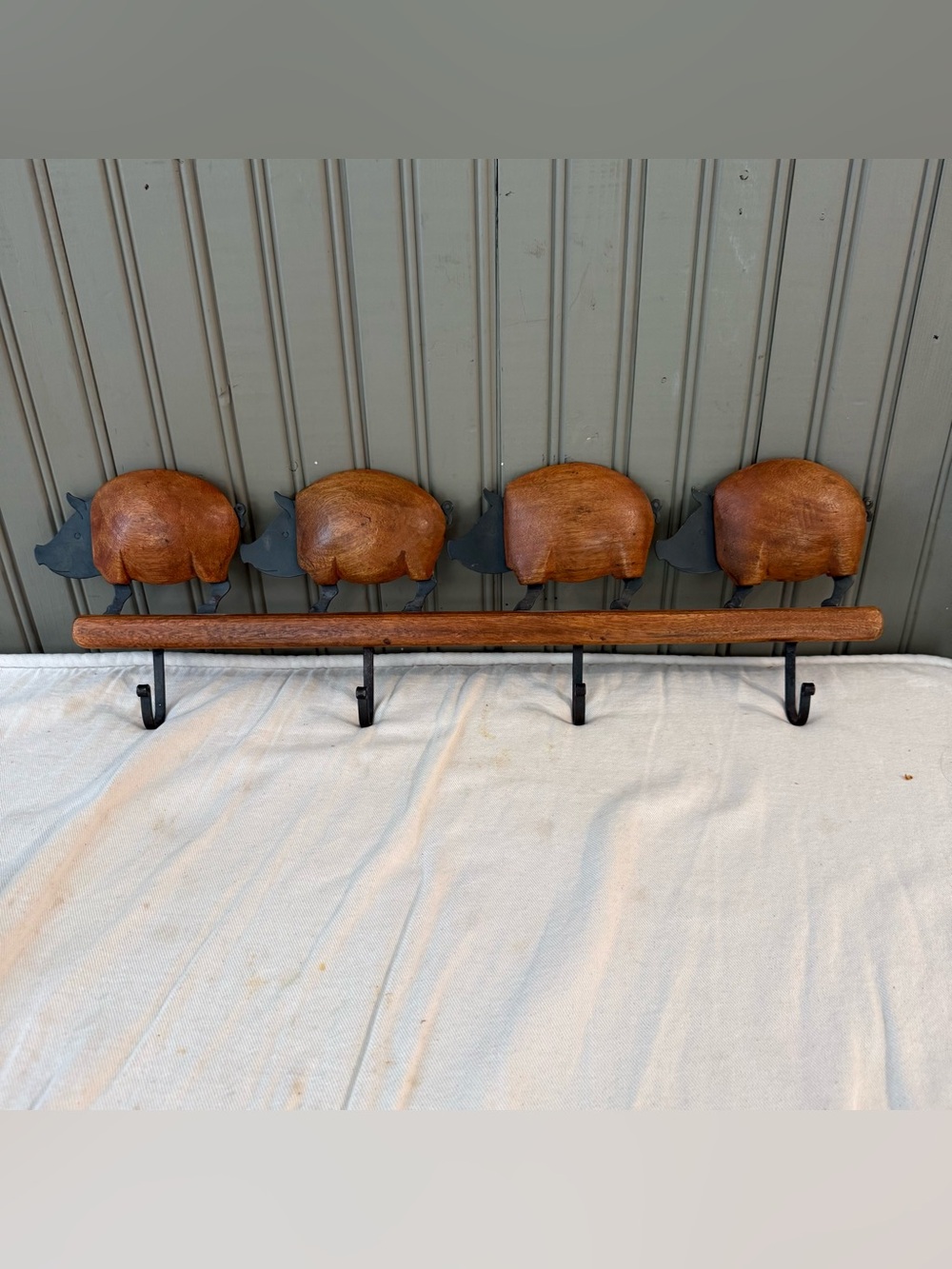 VTG Pier 1 Pig Farmhouse 4 Hook Rack Wood and Metal Cottage Decor Quality